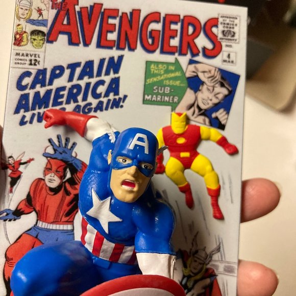 NIB Pair of Marvel Avengers 3D Loot Crate Comic Standees Hulk & Captain America - Picture 13 of 15